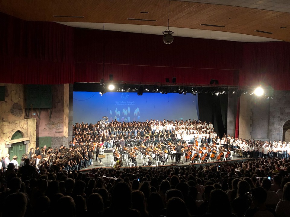 Alumnes del conservatori formen part de l'orquestra de la XXV Trobada de Corals de Secundària