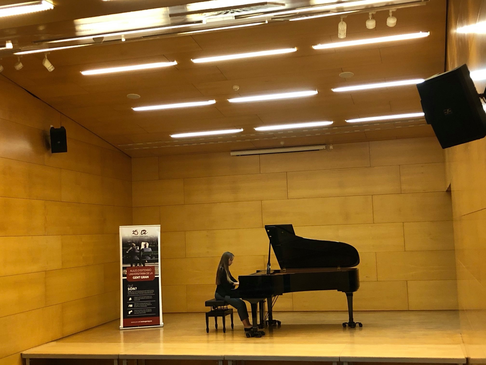 L'alumna Alba García Campos tanca l'acte d'inauguració del curs de les Aules d'Extensió Universitària de la URV