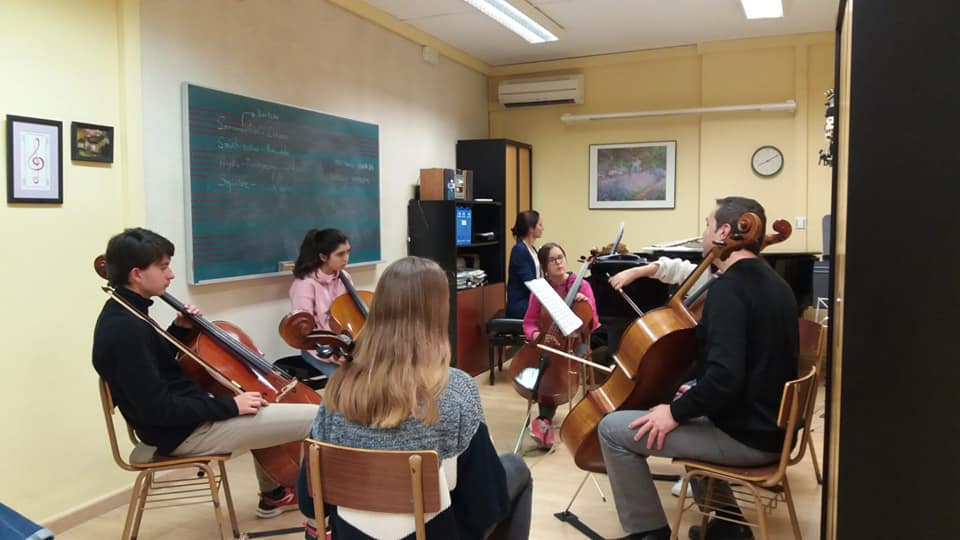 El professor de violoncel David Blay imparteix classe magistral al conservatori de Tortosa