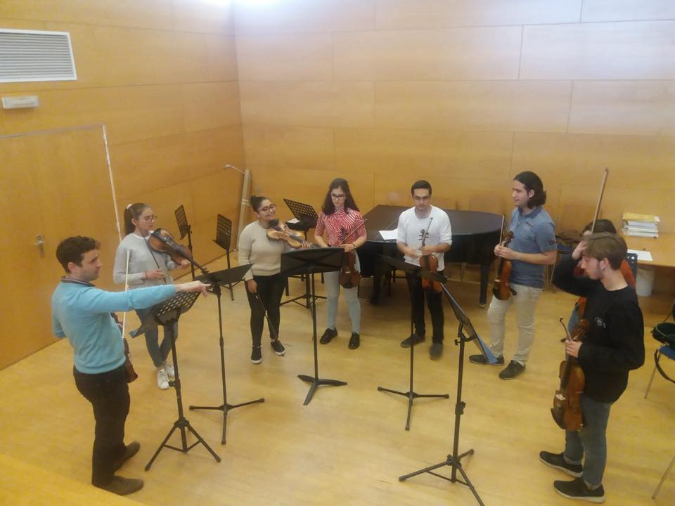 EL violinista Oleguer Beltran imparteix classe magistral