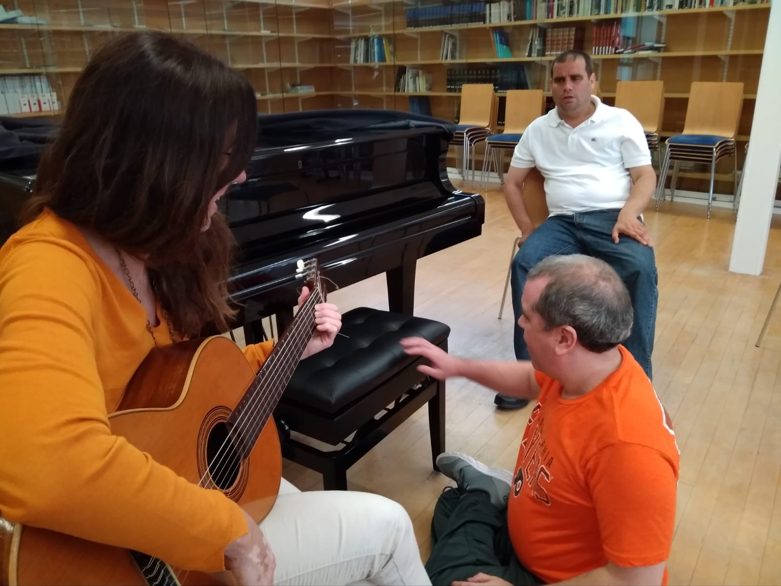 Nova sessió de musicoteràpia amb alumnes de la Fundació l'Onada