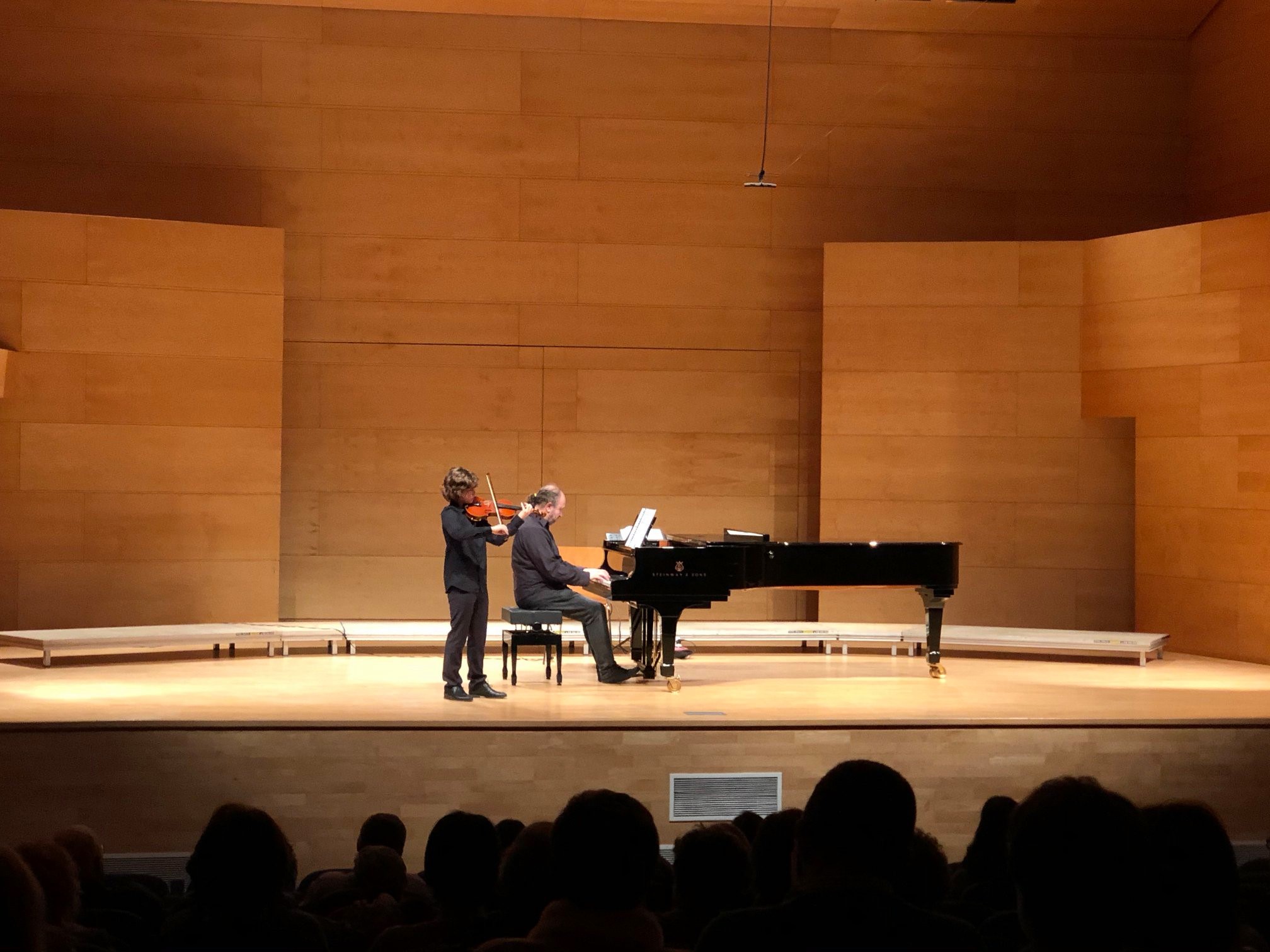 L'alumne Alexandre Amorós obre el concert solidari QMS